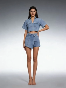 Detail van tweedelige denim set met top met V-hals en asymmetrische spijkerrok