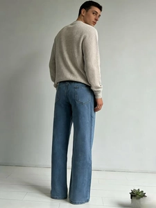 Vue détaillée du jean large bleu clair ample et du pull en maille côtelée pour hommes