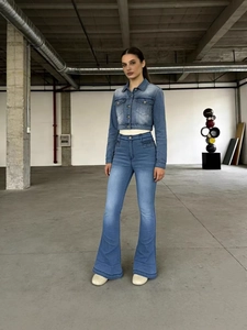 Retro washed denim set with cropped jacket and high-waisted flared jeans in blue