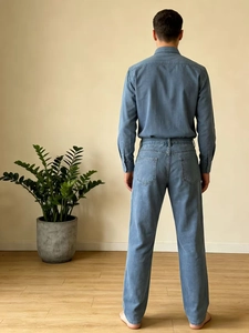 Vue arrière d'un ensemble en jean bleu pour homme montrant la coupe et le pantalon droit