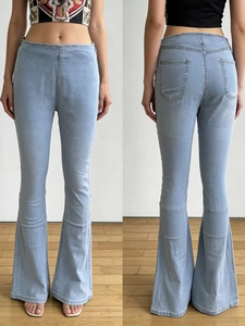 Voor- en achteraanzicht van lichtblauwe flared jeans met halfhoge taille en achterzakken
