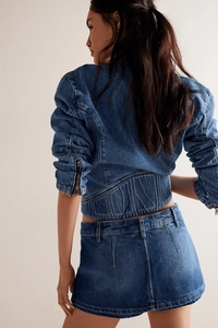 Vista posteriore della giacca di jeans corta con maniche a zip e minigonna abbinata blu scuro