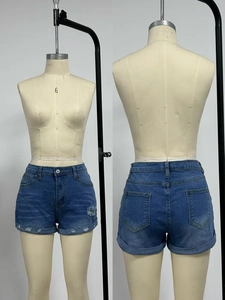 Vue avant et arrière du short en jean bleu délavé pour femme sur mannequin studio