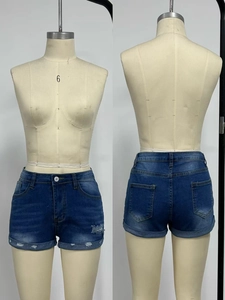 Détails avant et arrière du short en jean taille haute à revers et effets déchirés
