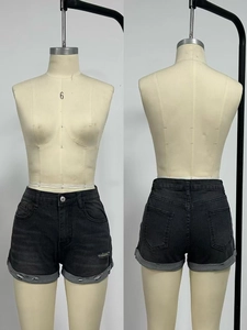 Vues avant et arrière de shorts en jean extensibles gris foncé sur un mannequin de couture