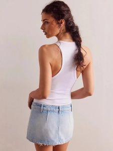 Minigonna in denim celeste estiva da donna con canotta a costine bianca sportiva