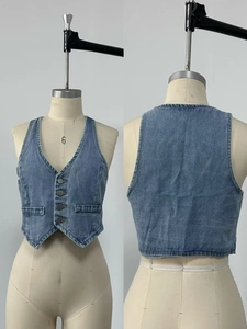 Détail du gilet en jean bleu clair montrant les boutons et les vues avant et arrière