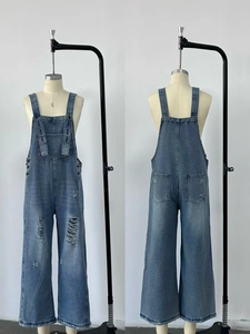 Dettaglio fronte e retro della salopette di jeans a gamba larga con strappi vintage