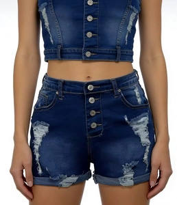 Détail d'un short en jean taille haute avec fermeture à boutons multiples et ourlet retroussé