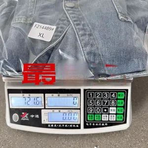 Misurazione del peso del set camicia di jeans in XL, indicante un peso totale di 1216g