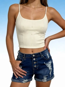 Détail de short en jean taille haute usé avec braguette à boutons et ourlet revers