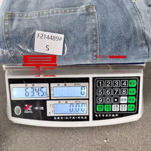 Misura del peso del set in denim taglia S su una bilancia digitale pari a 634,5 g