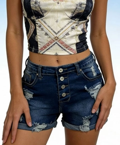 Détail du short en jean taille haute avec braguette à quatre boutons et ourlets roulés usés