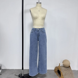 Detailansicht der hoch taillierten Wide-Leg-Jeans mit Herztaschen und gewaschenem Blaustoff