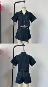 Completo in denim blu scuro con vista frontale e posteriore di giacca a maniche corte e skort