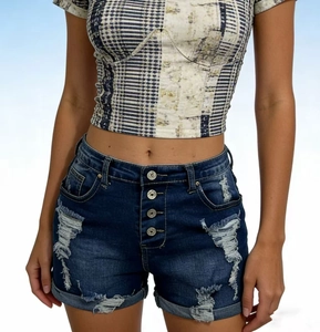 Détail du short en jean taille haute avec braguette à quatre boutons et ourlet effiloché