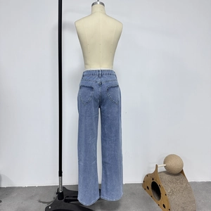 Detailansicht der hellblauen Straight-Jeans mit einzigartigen herzförmigen Gesäßtaschen