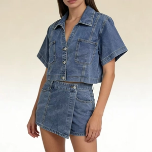 Vista dettagliata del set in denim a due pezzi con camicia e gonna asimmetrica