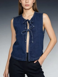 Gilet di jeans blu scuro senza maniche con lacci frontali e silhouette slim elegante