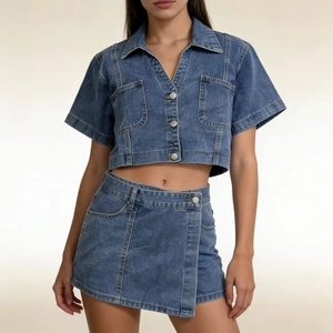 Dettaglio del set in denim che mostra bottoni in metallo e tasche applicate frontali