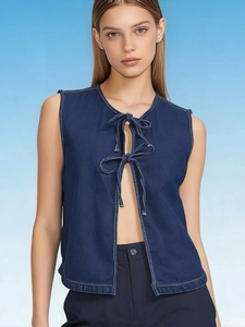 Gilet di jeans blu scuro senza maniche con lacci frontali e cuciture a contrasto alla moda