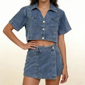 Dettaglio completo set denim da donna con camicia corta e gonna con design sovrapposto
