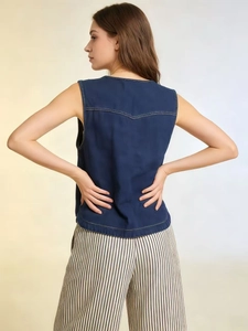 Gilet di jeans blu scuro senza maniche con pantaloni larghi a righe vista retro