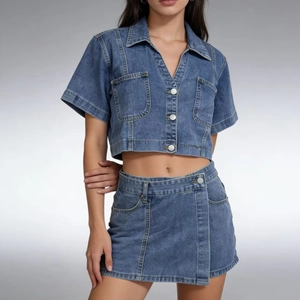 Dettaglio del set denim a due pezzi con camicia corta e minigonna in jeans coordinata