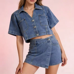 Dettaglio della camicia in denim lavato blu con bottoni in metallo e trama della tasca