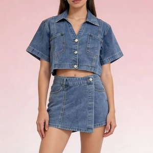 Dettaglio camicia in denim cropped e gonna a portafoglio con impunture