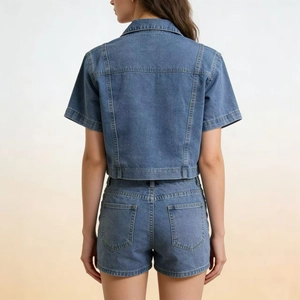 Dettaglio posteriore di un set in denim blu con giacca a maniche corte e pantaloncini abbinati