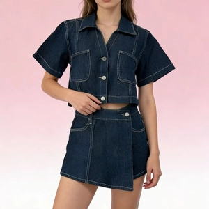 Dettaglio del completo due pezzi in denim blu scuro con cuciture a contrasto e bottoni