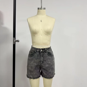 Détail du short en jean gris foncé taille haute avec ourlets effilochés et bouton en métal