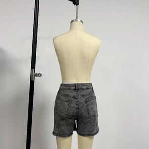 Vue détaillée du dos d'un short en jean gris délavé avec ourlets effilochés et poches