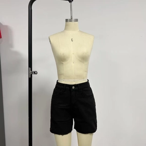 Vue détaillée du short en jean noir taille haute avec cinq poches et ourlet effiloché style