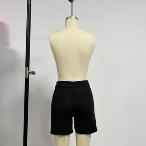 Détails arrière d'un short en jean noir taille haute avec bord brut et poches plaquées