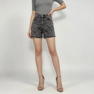 Détail du short en jean gris foncé délavé à taille haute avec bords effilochés