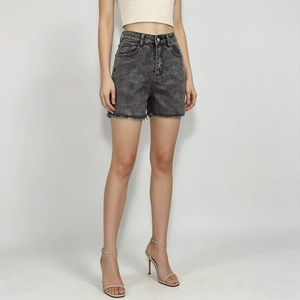 Détail du short en jean gris taille haute avec ourlet brut tendance et touches florales