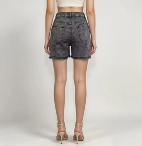 Détail du short en jean taille haute gris fumé avec délavage neige et poches arrière