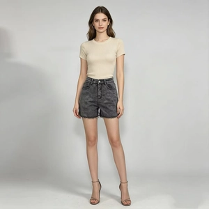 Détail du short en jean gris taille haute à bords effilochés et haut en maille