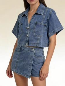 Completo due pezzi in denim lavato con camicia a maniche corte e gonna a portafoglio