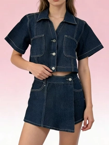 Completo due pezzi in denim blu scuro con camicia corta e minigonna a portafoglio