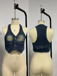 Vue avant et arrière d'un gilet en jean délavé avec décolleté en V et boucle métallique