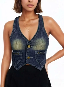 Vue macro de la texture denim délavé vintage et des boutons métalliques du gilet