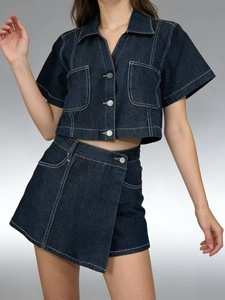 Completo 2 pezzi in denim blu scuro con crop top e gonna pantalone con cuciture bianche