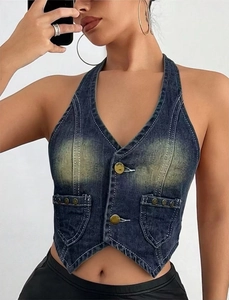 Détail du gilet dos nu en jean délavé avec boutons en bronze et rivets en métal
