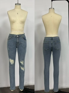 Detailansicht der hellblauen Jeans mit Destroyed-Effekt und großen Rissen im Stoff