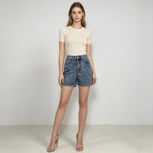 Détails d'un short en jean bleu foncé à taille haute avec ourlet brut et délavage