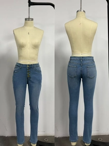 Détail du jean skinny bleu clair à taille haute avec braguette à cinq boutons et poches