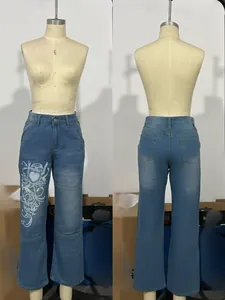 Détail du jean taille haute avec graffiti cœur blanc et imprimé de vignes stylé